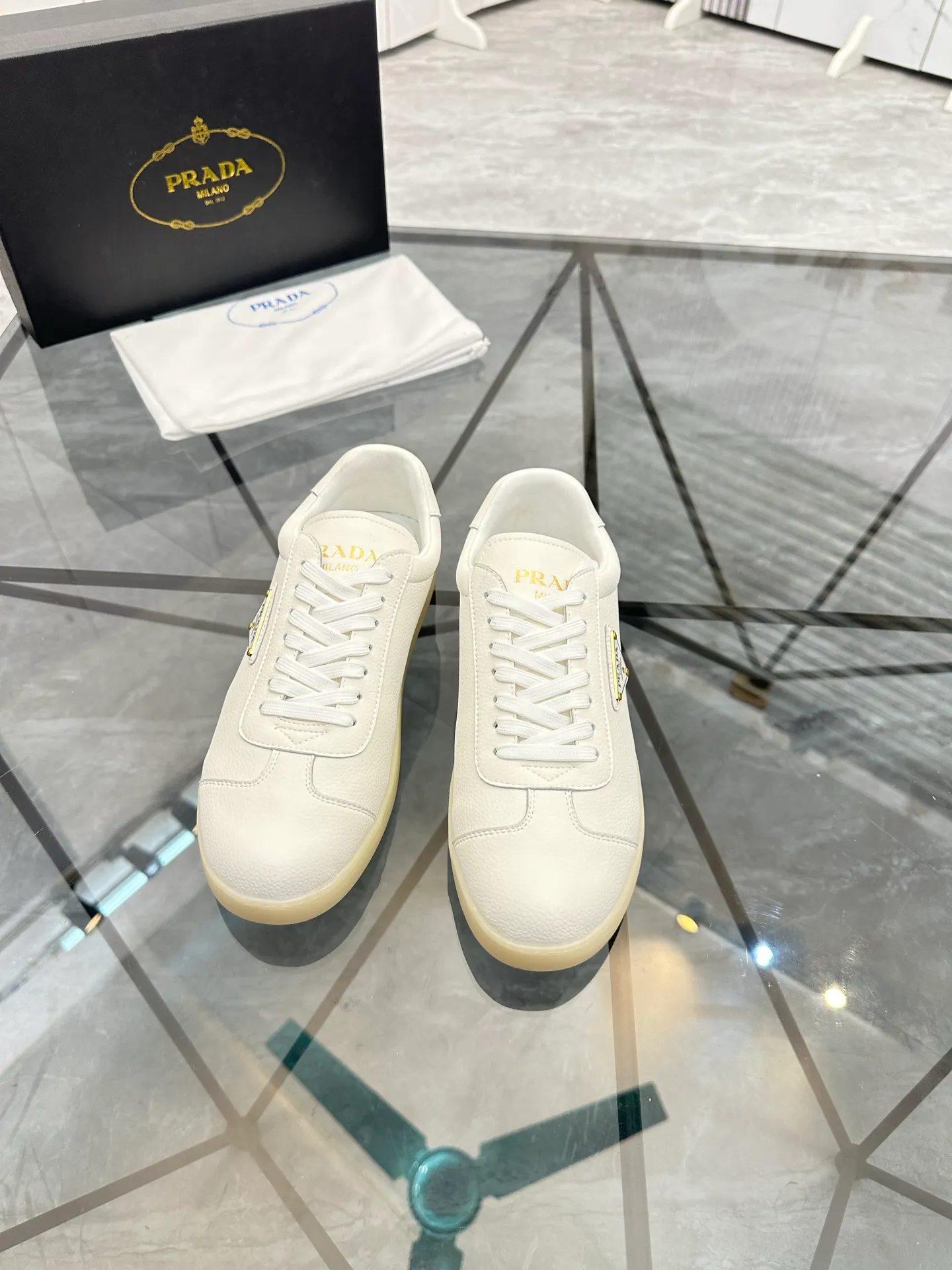 Men's shoes: 💰P400¥ Product trademark: Prada *"Prada*" low-top casual shoes Regular size: 38-44 (can be customized to 45) Product materials: imported cowhide upper, sheepskin lining, original outsole. Number: 020